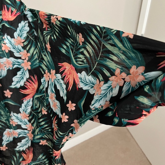 EUC Floral Wrap with Sleeves - Picture 2 of 4